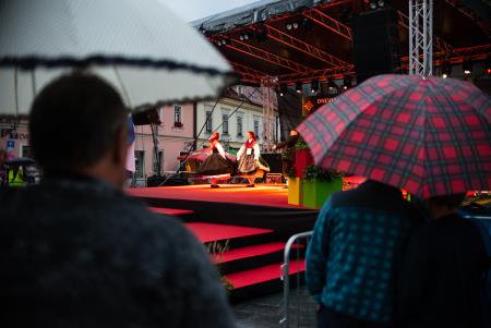 Presenetljiv odziv ob prvem dnevu praznovanja 50. Dnevov narodnih noš in oblačilne dediščine v Kamniku (20)